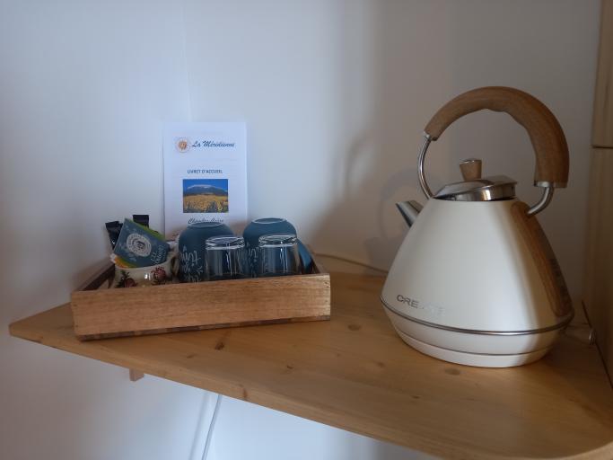 Chambre supérieure exposée plein sud avec vue montagne et jardin et lit Queen Size. Petit déjeuner inclus. Accès piscine en saison