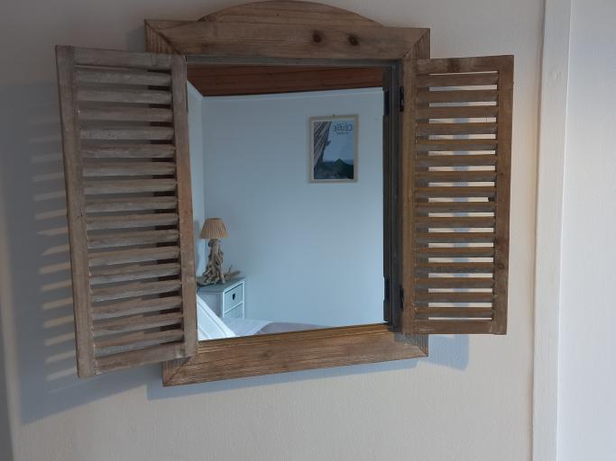 Chambre supérieure exposée plein sud avec vue montagne et jardin et lit Queen Size. Petit déjeuner inclus. Accès piscine en saison