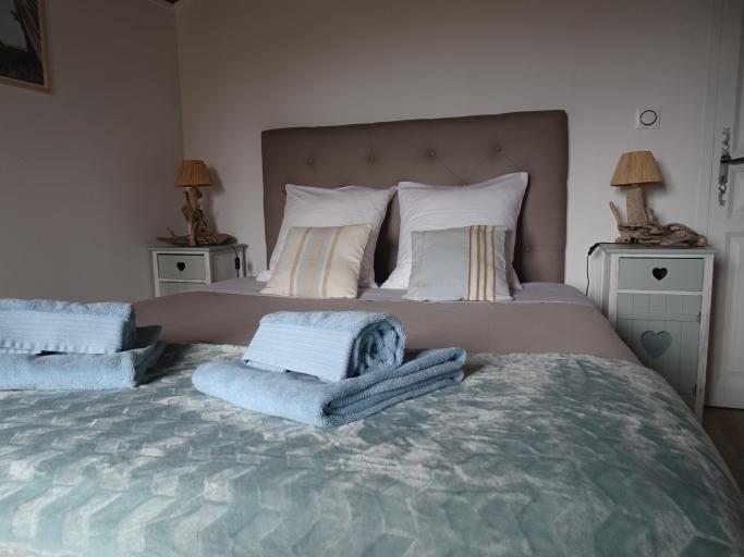 Chambre supérieure exposée plein sud avec vue montagne et jardin et lit Queen Size. Petit déjeuner inclus. Accès piscine en saison