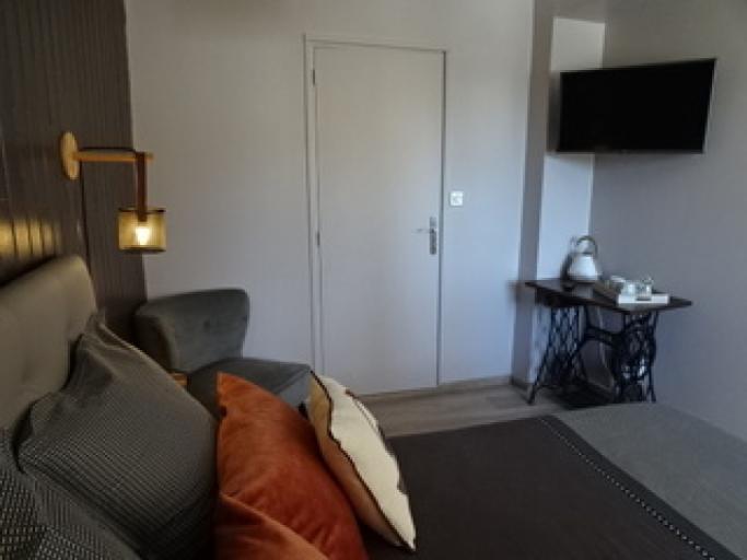 Très belle chambre avec vue imprenable sur les montagnes environnantes et avec accès à la piscine en saison