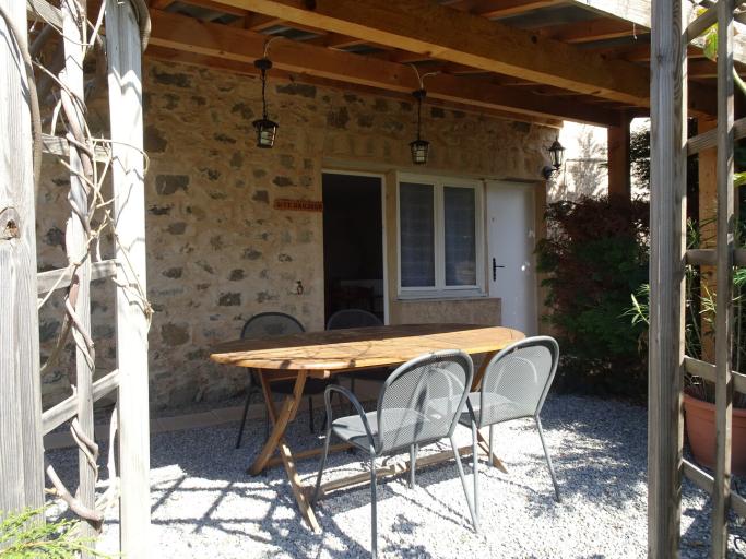 Gite pour 4-5 personnes avec vue imprenable sur les montagnes proche du lac de Serre-Ponçon. Piscine à disposition en saison