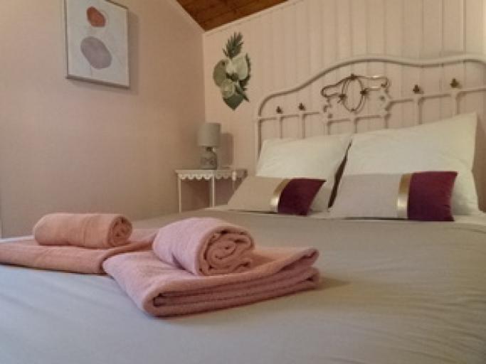 Très jolie chambre romantique au calme avec vue sur la montagne Cuerate et avec accès à la piscine en saison