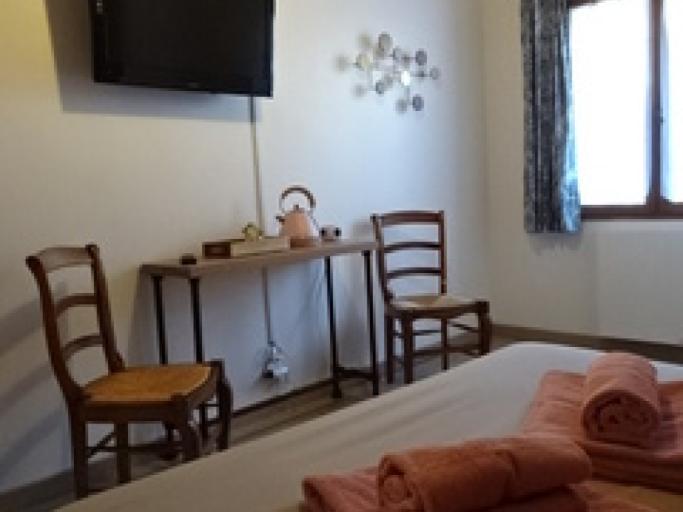 Très jolie chambre romantique au calme avec vue sur la montagne Cuerate et avec accès à la piscine en saison