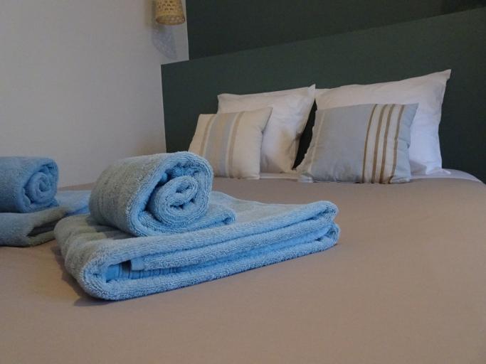 Très jolie chambre cosy alliant modernité & authenticité au calme avec vue sur la montagne Cuerate et avec accès à la piscine en saison