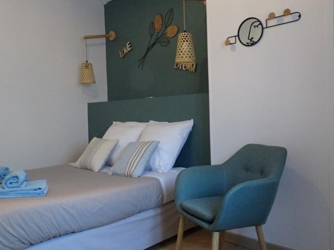 Très jolie chambre cosy alliant modernité & authenticité au calme avec vue sur la montagne Cuerate et avec accès à la piscine en saison