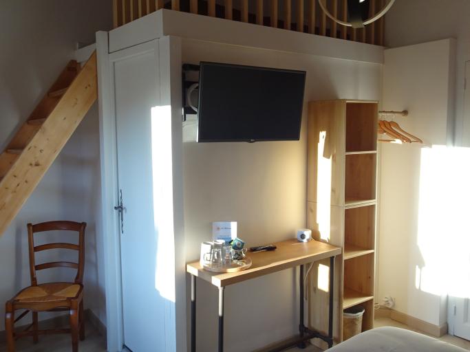Chambre supérieure exposée plein sud avec accès piscine en saison