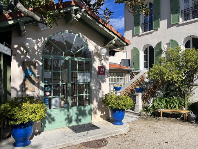 HÔTEL VILLA ROSERAIE ouvert toute l'année : LA NUIT, SEMAINE, MOIS, ANNEE.