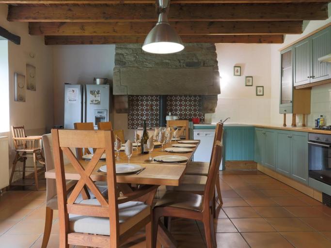 Gite Cornouaille - Authentique longère Bretonne * piscine * un écrin de verdure (8-10 pers) * Accès RN12 en quelques minutes