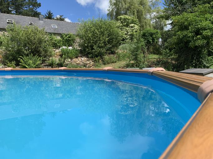 Ty Morgane - Authentique longère bretonne * piscine * un écrin de verdure (2-3 pers) * RN12 accessible en quelques minutes
