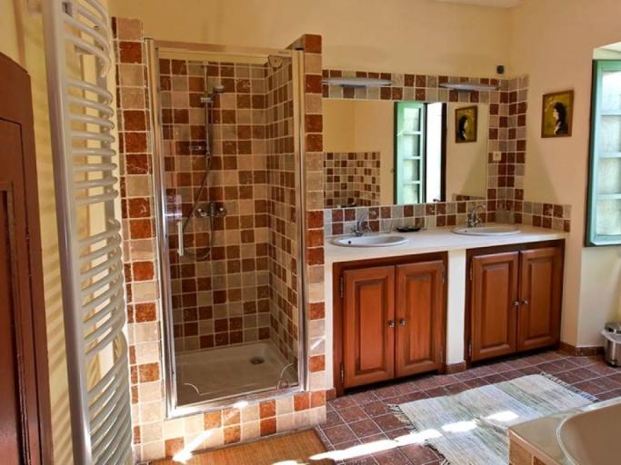 Gîte pour 8 dans vieux mas avec piscine et jardin près d'Uzès dans petit village calme