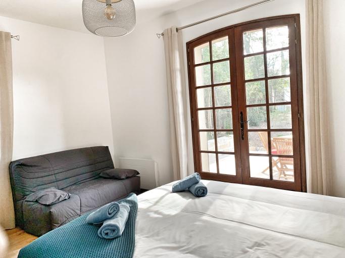 Villa familiale entièrement rénovée, sous les pins à 800m de la mer