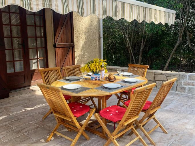 Villa familiale entièrement rénovée, sous les pins à 800m de la mer