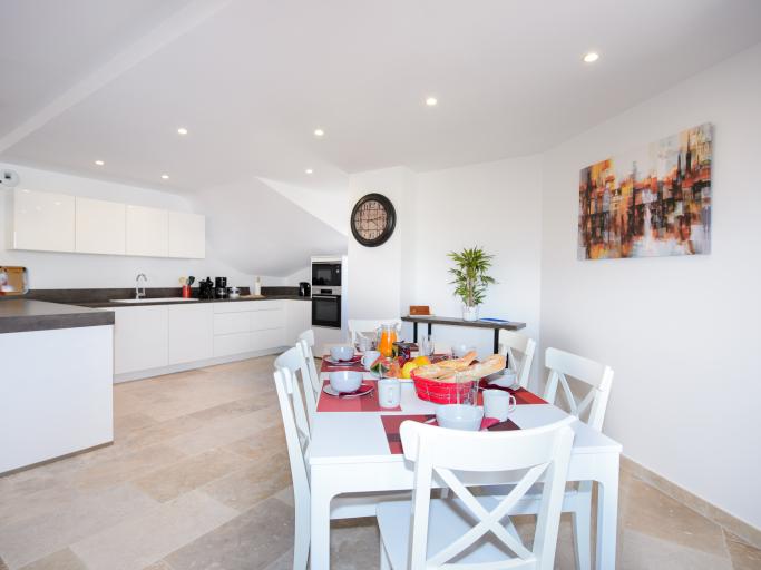 Appartement calme et climatisé avec terrasse & parking privé