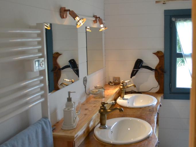 Vacances sereines dans un chalet de bois;