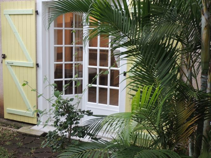 Meublé avec piscine 2 à 3 personnes ,en rez de chaussée de villa , accès indépendant