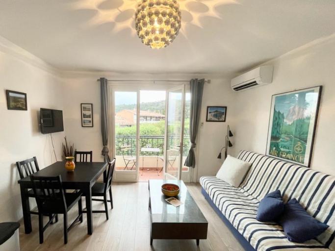 Calme apt sur la Côte d'Azur, vue mer, climatisé, près de la plage et commerces, WIFI