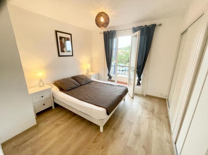 Calme apt sur la Côte d'Azur, vue mer, climatisé, près de la plage et commerces, WIFI