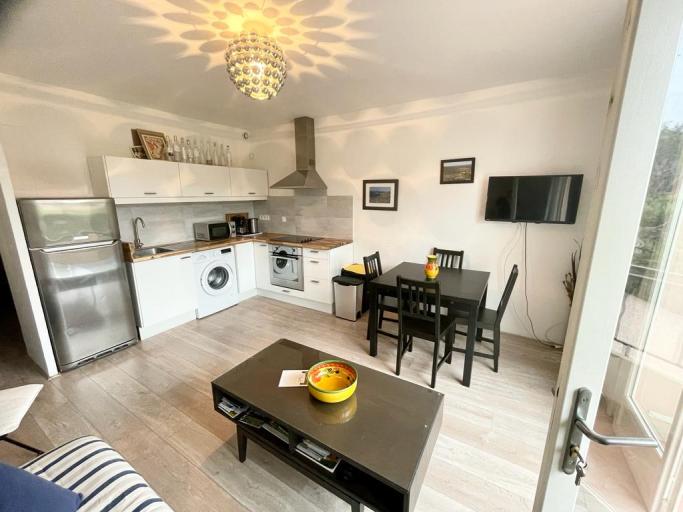 Calme apt sur la Côte d'Azur, vue mer, climatisé, près de la plage et commerces, WIFI