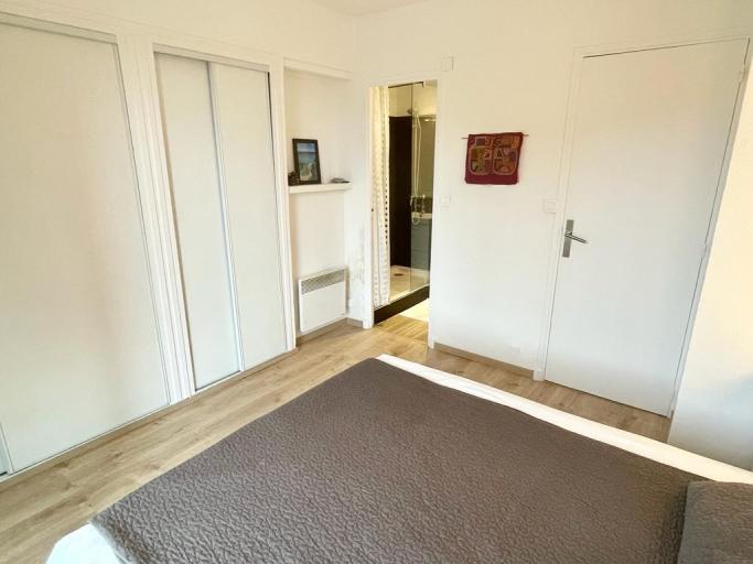 Calme apt sur la Côte d'Azur, vue mer, climatisé, près de la plage et commerces, WIFI