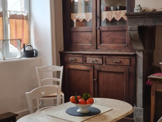 Spacieuse maison de village pour 5 personnes avec charmant patio fleuri en Toscane Auvergnate