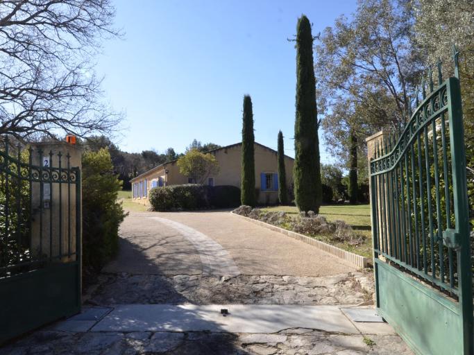 Pernes-les-Fontaines, perle du Vaucluse aux 40 fontaines, proche de Isles-sur-Sorgue, de Gordes et du Ventoux