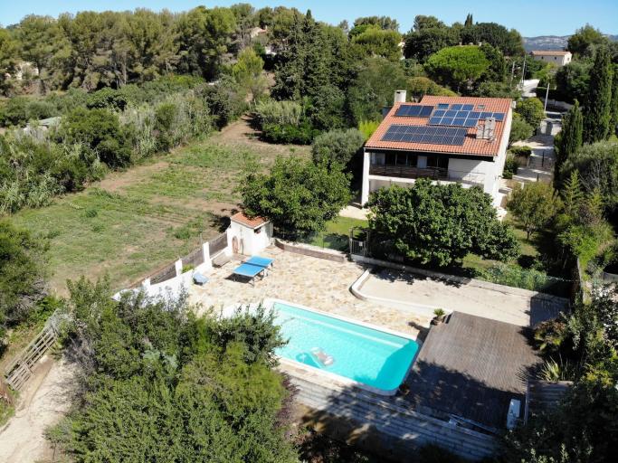 Rez-de-chaussée de villa avec piscine, pétanque, barbecue... au calme