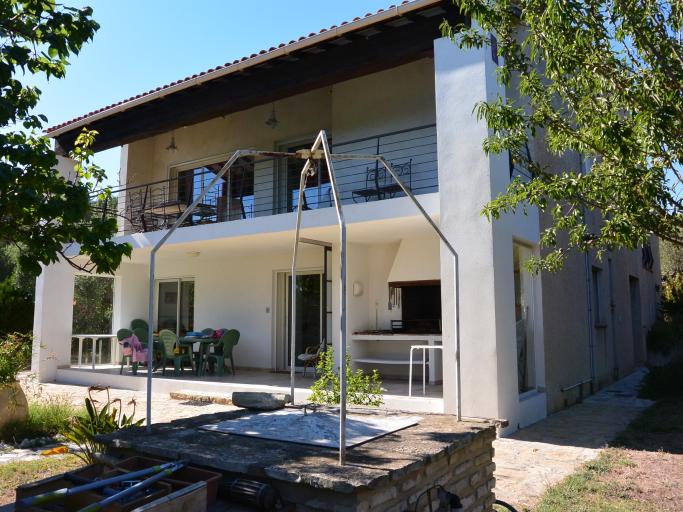 Rez-de-chaussée de villa avec piscine, pétanque, barbecue... au calme