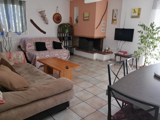Rez-de-chaussée de villa avec piscine, pétanque, barbecue... au calme