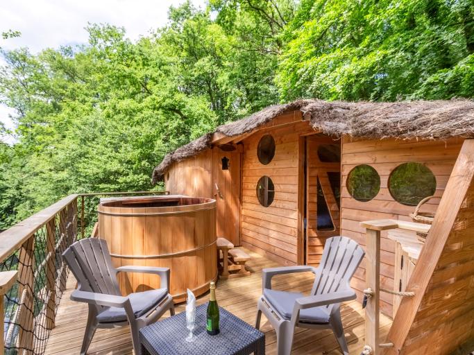 Des cabanes dans les arbres avec spa