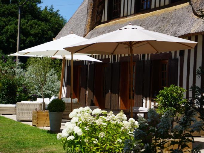La Moutinière, authentique chaumière normande avec piscine à 25 mn de Deauville, au grand calme. Très belles prestations.