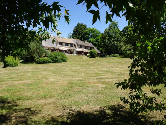 La Moutinière, authentique chaumière normande avec piscine à 25 mn de Deauville, au grand calme. Très belles prestations.