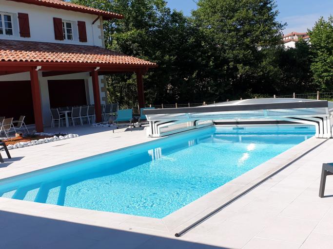 Villa Zeruko Izarra 5* climatisée, piscine chauffée dans un des "Plus beaux villages de France". Tout à proximité : Plages, Sports, Loisirs, Tourisme