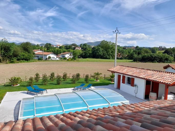 Villa Zeruko Izarra 5* climatisée, piscine chauffée dans un des "Plus beaux villages de France". Tout à proximité : Plages, Sports, Loisirs, Tourisme