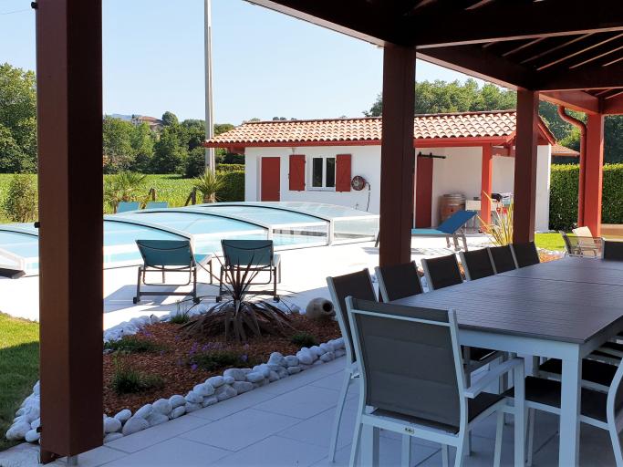 Villa Zeruko Izarra 5* climatisée, piscine chauffée dans un des "Plus beaux villages de France". Tout à proximité : Plages, Sports, Loisirs, Tourisme