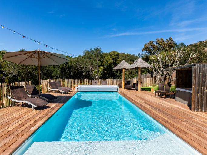 Villa tout en bois exotique dans le maquis, piscine privée chauffée jacuzzi