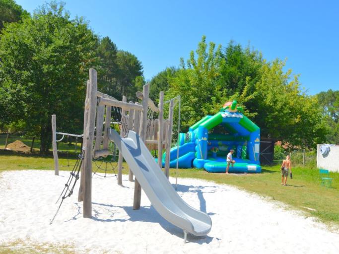 Mobilhome a louer tout confort climatisé dans camping familial 3 étoiles avec piscine