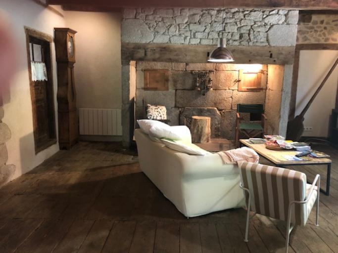 Cantal Gite rénové avec Jacuzzi privé dans le jardin et pêche à l'étang privé.