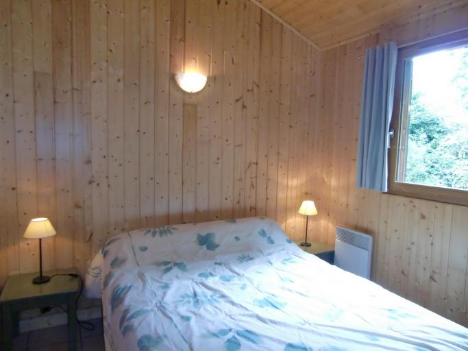 Cantal Chalet en bois avec étang de pêche privé sur place.