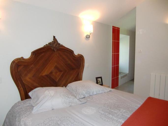 Cantal Gite rénové avec Jacuzzi privé dans le jardin et pêche à l'étang privé.