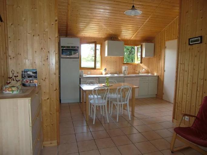 Cantal Chalet en bois avec étang de pêche privé sur place.