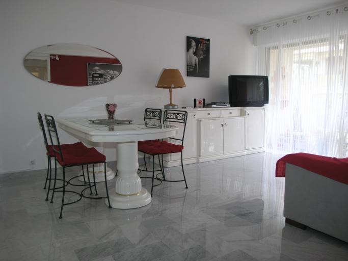 Deux pièces Antibes hyper centre 3 étoiles 2011