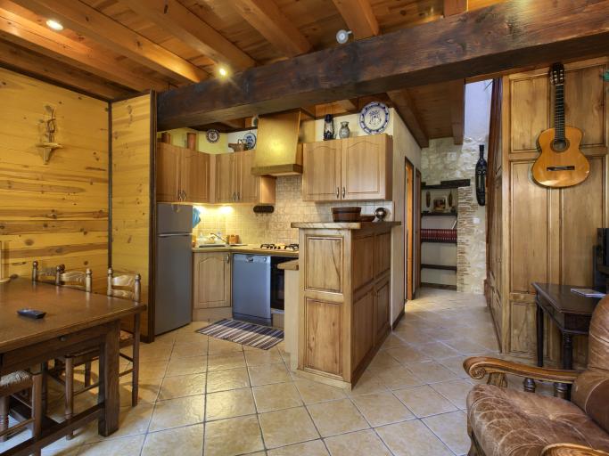 Une ancienne maison, en pierre apparente, de 60 m² avec étage et située dans un lieu dit très calme et entouré de vignes de bois et de prés.