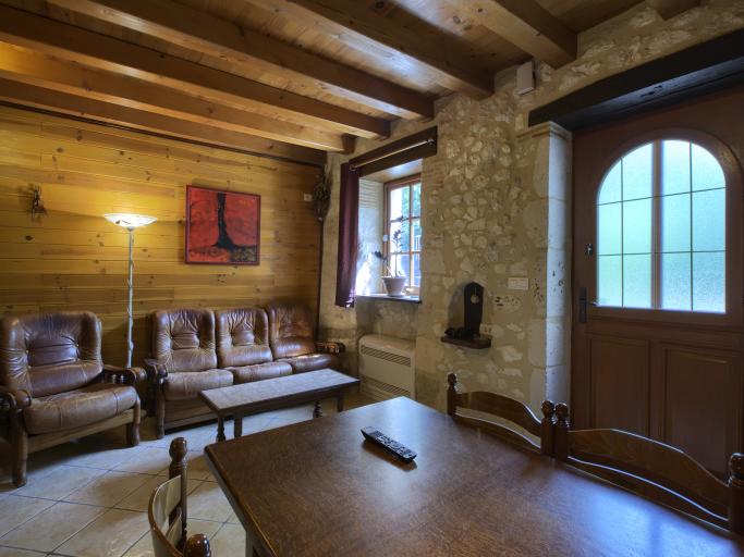 Une ancienne maison, en pierre apparente, de 60 m² avec étage et située dans un lieu dit très calme et entouré de vignes de bois et de prés.