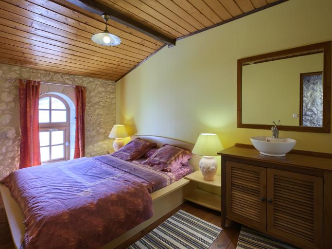 Une ancienne maison, en pierre apparente, de 60 m² avec étage et située dans un lieu dit très calme et entouré de vignes de bois et de prés.