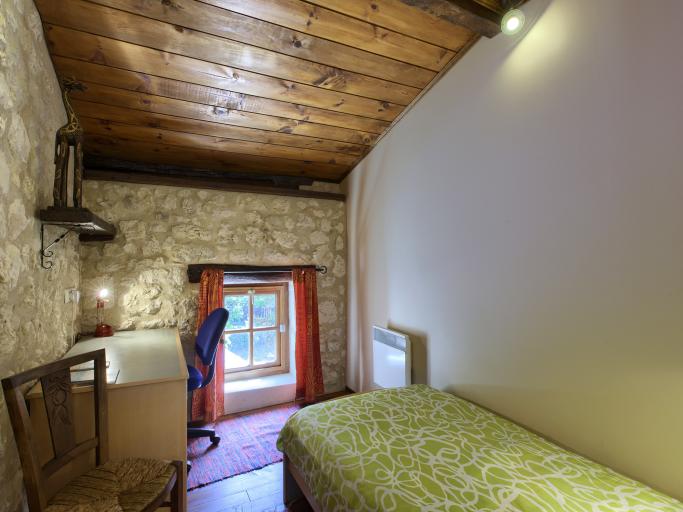 Une ancienne maison, en pierre apparente, de 60 m² avec étage et située dans un lieu dit très calme et entouré de vignes de bois et de prés.