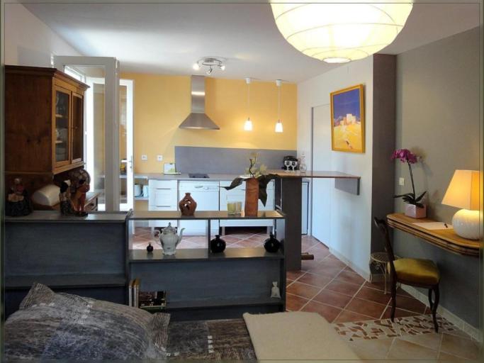 La Gourmandine vous propose un gîte et des chambres d'hôtes dans un havre de paix et de bien être, au pied des Alpilles et au centre de multiples activités culturelles.