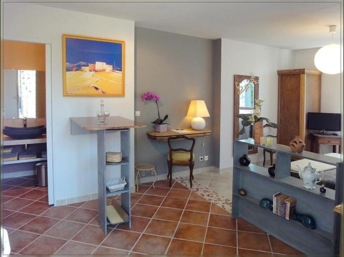 La Gourmandine vous propose un gîte et des chambres d'hôtes dans un havre de paix et de bien être, au pied des Alpilles et au centre de multiples activités culturelles.