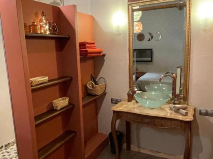 La Gourmandine vous propose un gîte et des chambres d'hôtes dans un havre de paix et de bien être, au pied des Alpilles et au centre de multiples activités culturelles.
