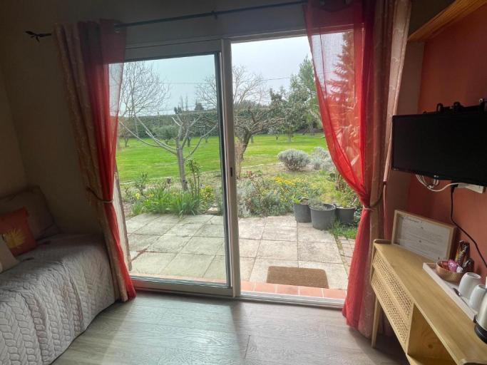 La Gourmandine vous propose un gîte et des chambres d'hôtes dans un havre de paix et de bien être, au pied des Alpilles et au centre de multiples activités culturelles.