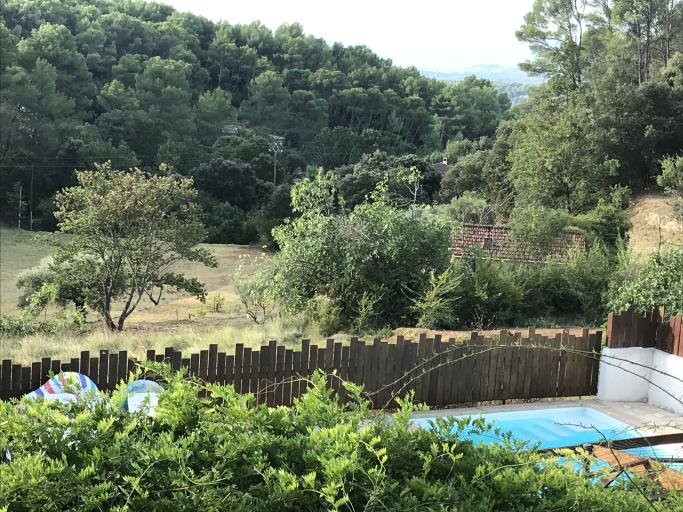 Charmant hébergement dans un écrin de verdure plein sud . Idéal pour les besoins urgents de calme !